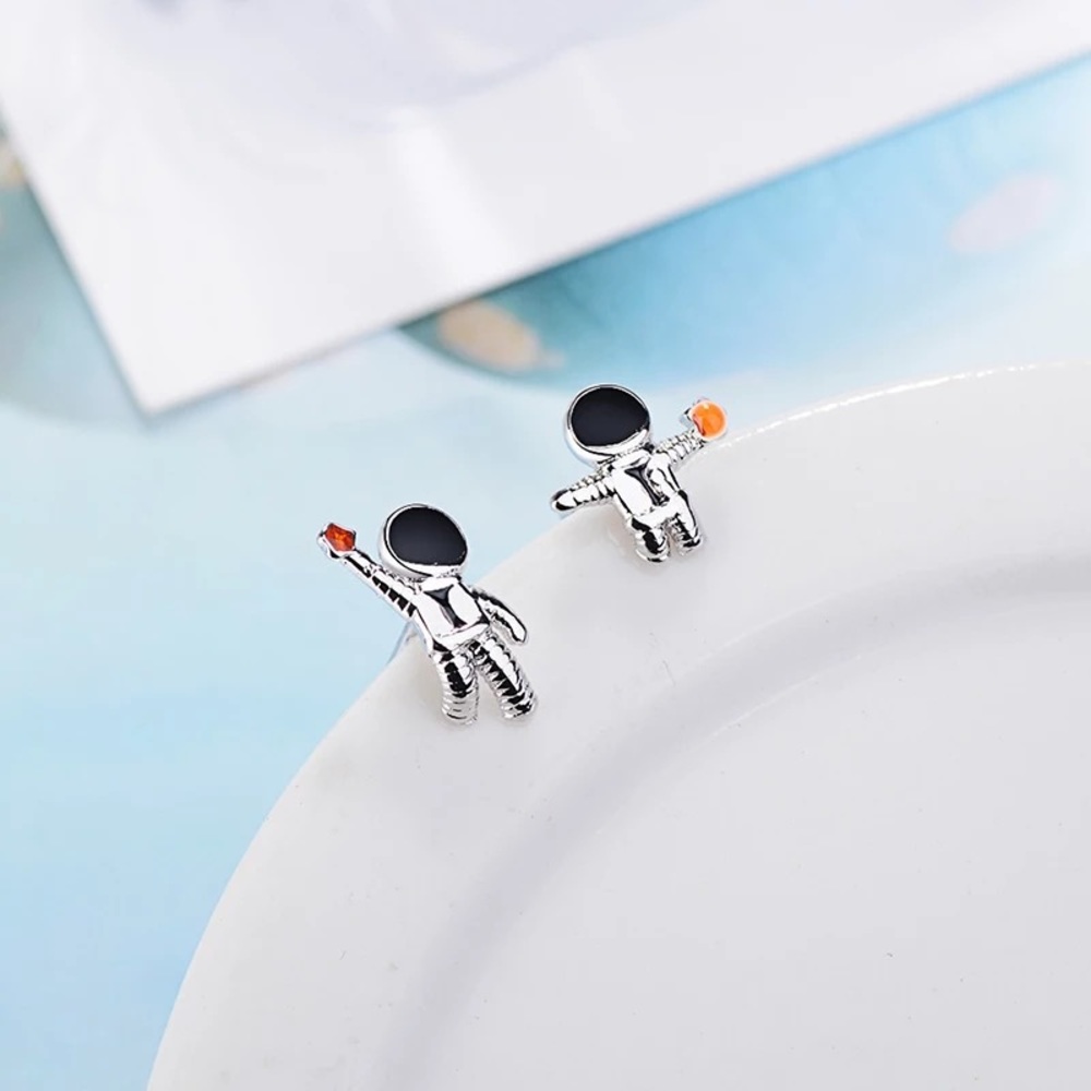 ASTRONAUT ASYMMETRIC EARRINGS - Picture 4 of 10